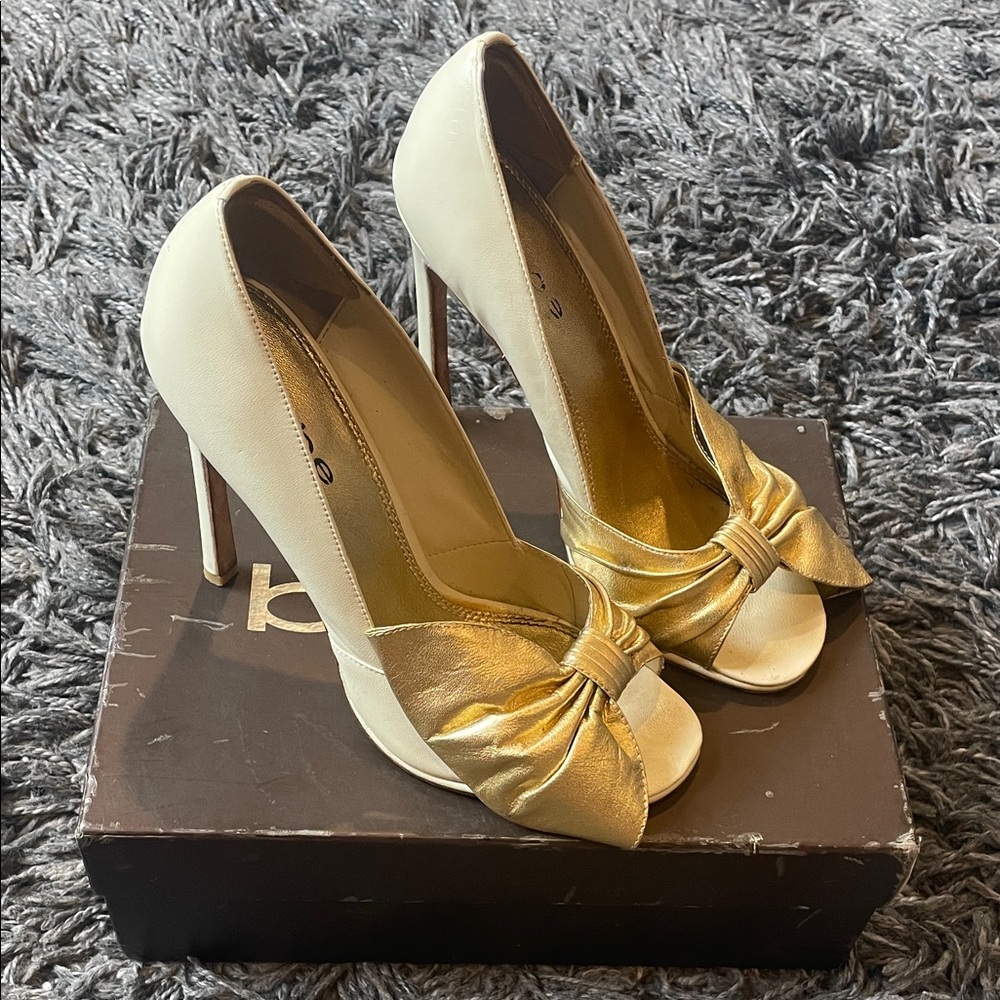 Bebe elegant Gold and Cream Peep-Toe Heels size 7